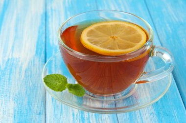 tabloda mavi zemin üzerine limon ile çay