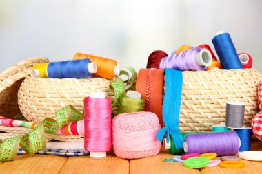 hasır sepetleri ile parlak zemin üzerine ahşap masa üzerinde iğne işi'den aksesuarlar