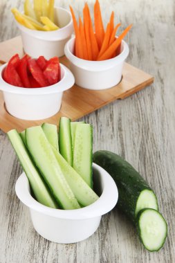 parlak taze sebze dilimleri kase üzerinde ahşap masa yakın çekim yukarı kesti.