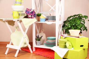 sofra ve dekor, renkli duvar zemin üzerine ile güzel beyaz mobilya