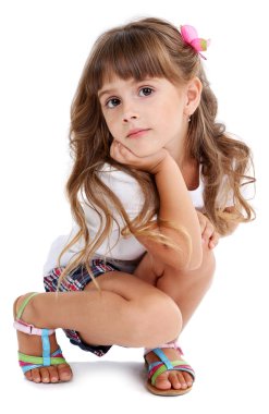 küçük bir kız olarak izole beyaz poz