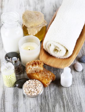 yağlar ve ahşap masa yakın çekim bal bal ve süt spa