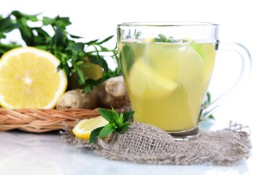 çay zencefil üzerinde beyaz izole Sim Tarih ile
