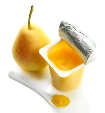 Açık plastik Kupası beyaz izole lezzetli yoğurt