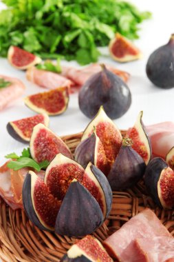 Beyaz ahşap masa üzerinde jambon ile lezzetli incir