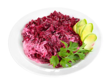 plaka üzerinde beyaz izole pancar salatası