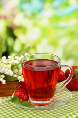 Tablo parlak zemin üzerine lezzetli çilek çayı