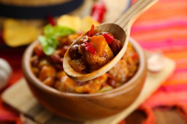 biberli Mısır carne - geleneksel Meksika yemeği peçeteye ahşap arka plan üzerinde ahşap kase