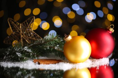 parlak arka masada güzel Noel kompozisyonu