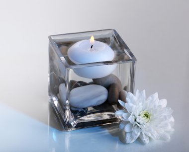 mum, su ve taş üzerine açık mavi renkli dekoratif vazo