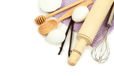 pişirme bir kavram. temel pişirme malzemeleri ve mutfak araçları üzerinde beyaz izole