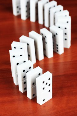 ahşap zemin üzerinde Domino