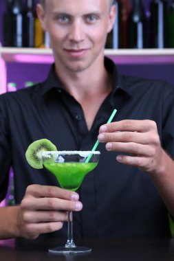 yakışıklı barmen kokteyl bar, hazırlama portresi