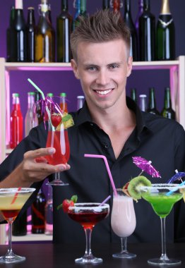 yakışıklı ile farklı kokteyller kokteyl bar, barmen portresi