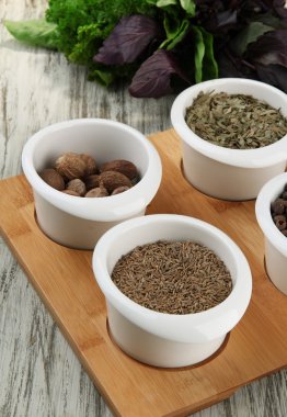 ahşap zemin üzerinde beyaz kase baharat çeşitleri