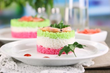 ahşap masa Oda zemin üzerine peçeteye plakaları üzerinde renkli pirinç