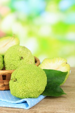 Osage turuncu meyve sepeti, doğa zemin üzerine ahşap masa üzerinde (maclura pomifera)