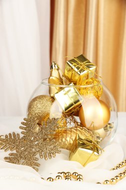 Cam vazo içinde Noel süsleri yakın çekim