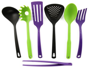 Plastik mutfak eşyaları üzerinde beyaz izole