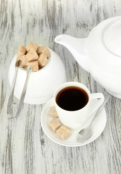 Filiżanka do kawy, czajnik i CUKIERNICA na kolor drewniane tła — Zdjęcie stockowe