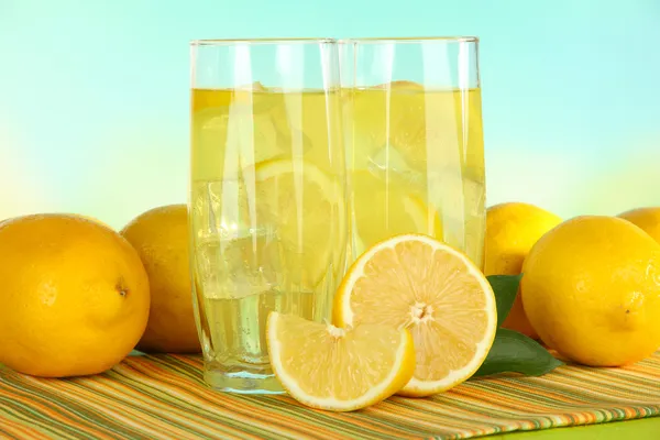 Deliziosa limonata sul tavolo su sfondo azzurro — Foto Stock