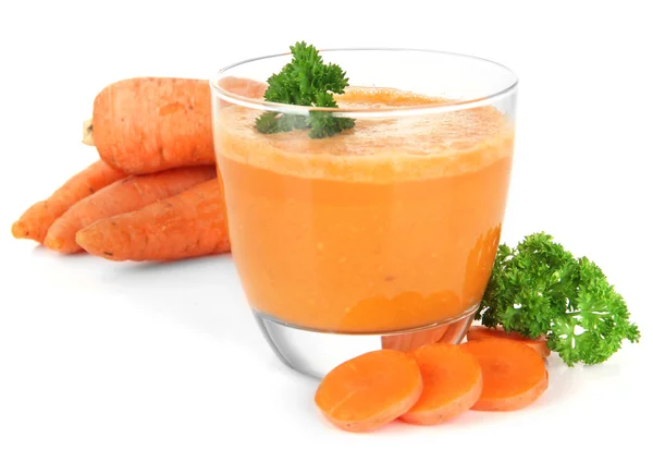 Frischer Karottensaft isoliert auf weiß — Stockfoto