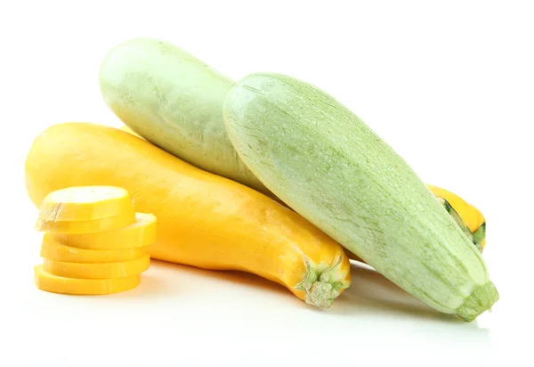 Gesneden en hele rauwe courgette, geïsoleerd op wit — Stockfoto