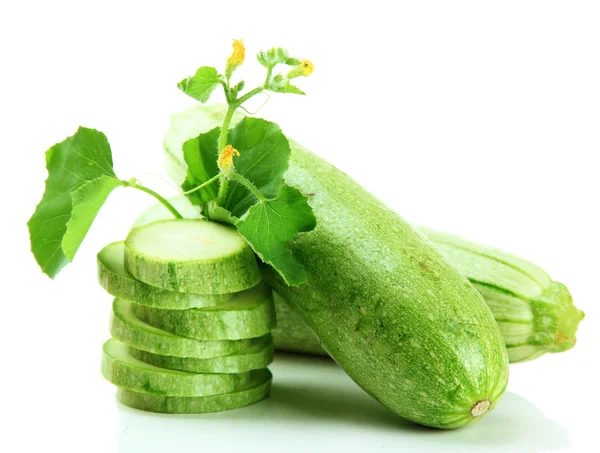 Zucchine affettate e intere crude, isolate su bianco — Foto Stock