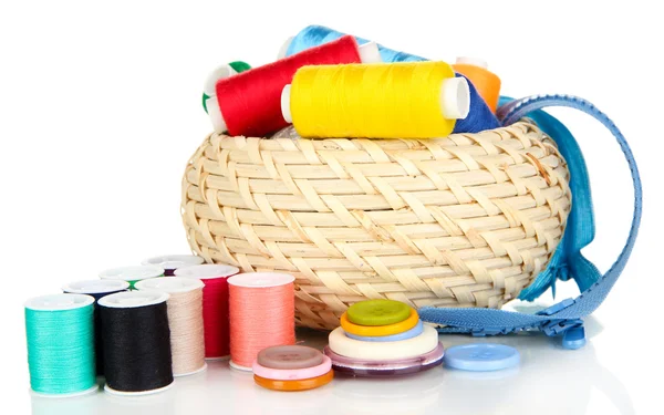 Panier en osier avec accessoires pour la broderie isolée sur blanc — Photo