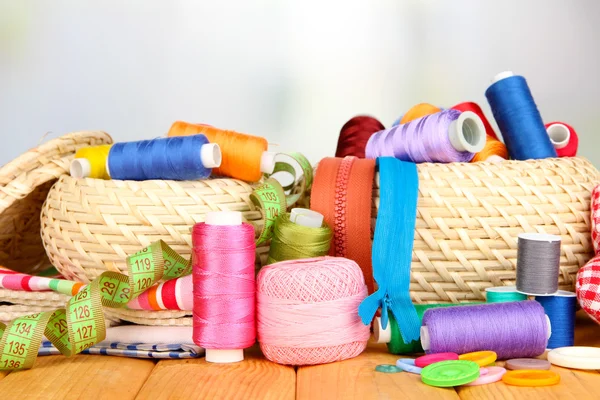 hasır sepetleri ile parlak zemin üzerine ahşap masa üzerinde iğne işi'den aksesuarlar