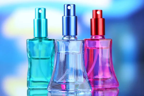 Perfumy kobiety w pięknych butelkach na jasnym tle — Zdjęcie stockowe