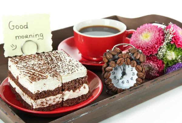 Taza de té con pasteles en bandeja de madera aislada en blanco — Foto de Stock