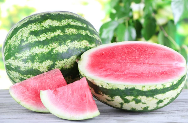 Mogen vattenmelon på träbord på natur bakgrund — Stockfoto