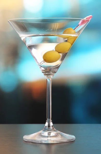 Martini-a zöld olajbogyó, a táblázat sáv — Stock Fotó
