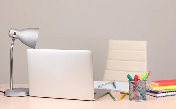 Posto di lavoro a casa con computer, da vicino — Foto Stock