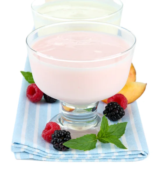 Delicioso yogur con frutas y bayas aisladas en blanco —  Fotos de Stock