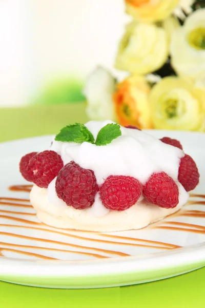 Smakelijke meringue taart met bessen op groene houten tafel — Stockfoto