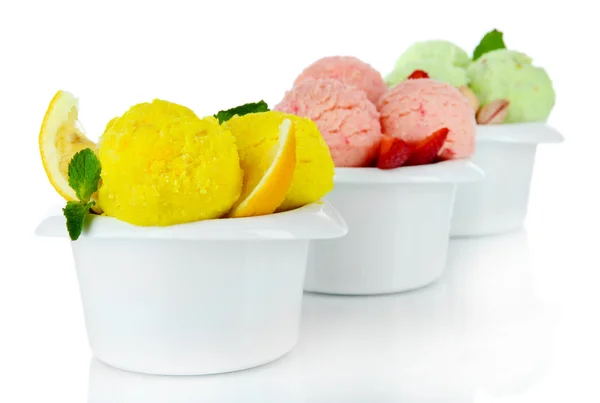 Sabrosas cucharadas de helado en cuencos, aisladas en blanco —  Fotos de Stock