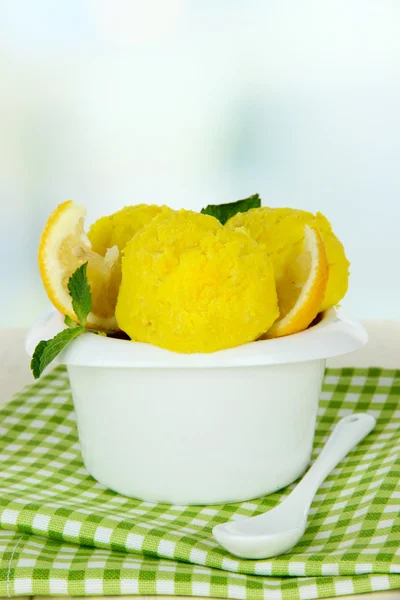 Leckere Eiskugeln in Schüssel, auf dem Tisch — Stockfoto