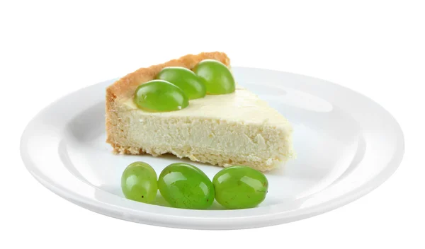 Szelet a tányéron, elszigetelt fehér szőlő bogyókkal sajttorta — Stock Fotó