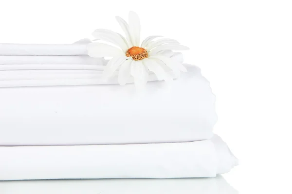 Bunt med rena sängkläder lakan isolerad på vit — Stockfoto