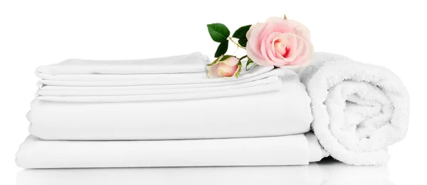 Pila di lenzuola e asciugamani puliti isolati su bianco — Foto Stock