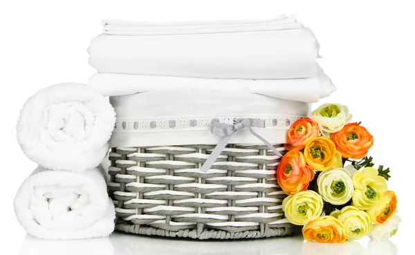 Draps de lit dans un panier en osier isolé sur blanc — Photo