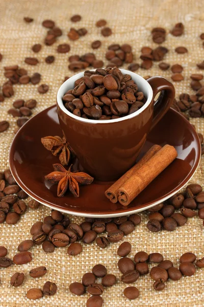 Granos de café en taza en primer plano de la mesa —  Fotos de Stock