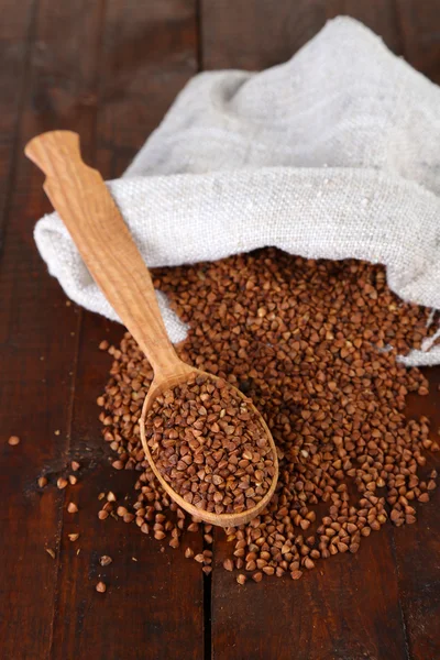 Sacchetto di stoffa con grano saraceno e cucchiaio di legno primo piano — Foto Stock