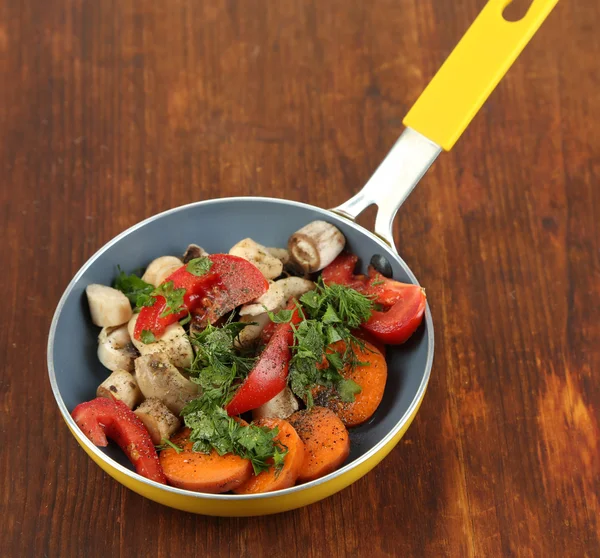 Verdure fresche affettate in padella su tavolo di legno primo piano — Foto Stock