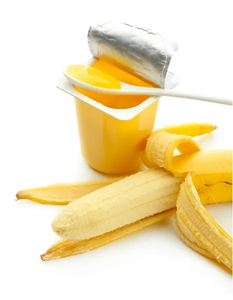 Chutný dezert v otevřené kelímek a banán, izolované na bílém — Stock fotografie
