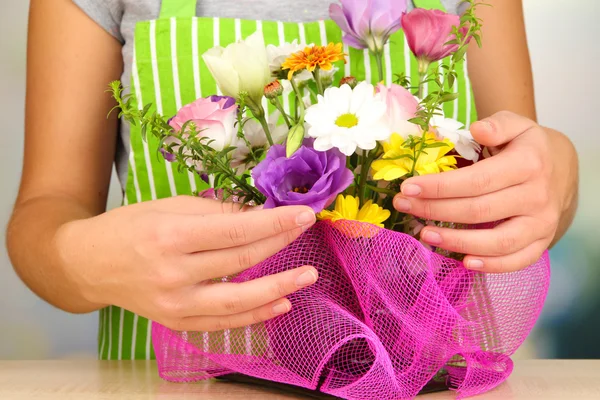 Florist gör blommor bukett — Stockfoto