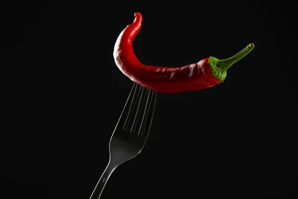 Red hot chilli na vidličku, izolované na černém — Stock fotografie