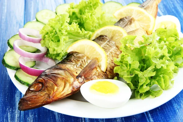 Poisson fumé sur assiette gros plan — Photo